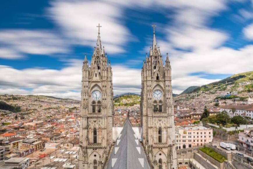 Quito, Ecuador: Se encuentra en la mitad del mundo, cruzado por la línea ecuatorial. Es uno de los más grandes y mejor conservados de América <br/>Latina, un verdadero tesoro patrimonial. Iglesias, museos y centros culturales permiten descubrir la historia del Ecuador, su riqueza, diversidad cultural y natural, a través de un viaje maravilloso.<br/><br/>Quito es un encanto compuesto por: montañas y volcanes; antiguas callejuelas decoradas por balcones floridos con aires bohemios; la Iglesia de la Compañía con tesoros de oro.