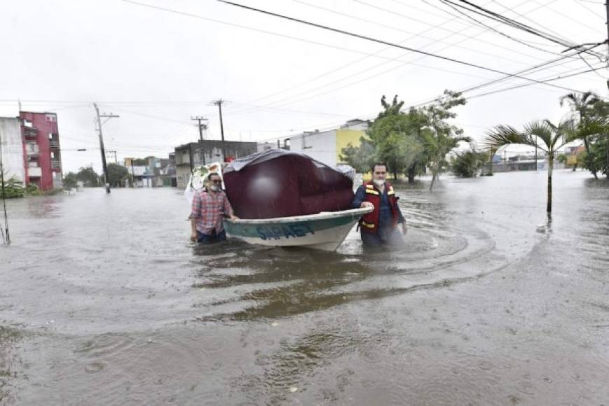 Se espera que en Tabasco continúen las lluvias intensas durante todo el fin de semana, pues se prevé el paso de una depresión tropical proveniente de la península de Yucatán.