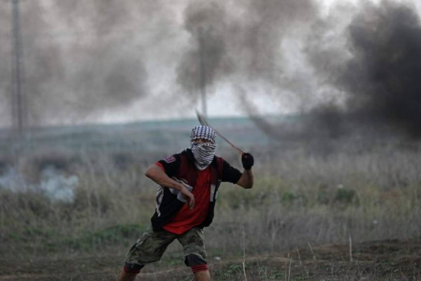 Gaza. David contra Goliat . Un palestino lanza una piedra hacia las tropas israelíes al este de Gaza.
