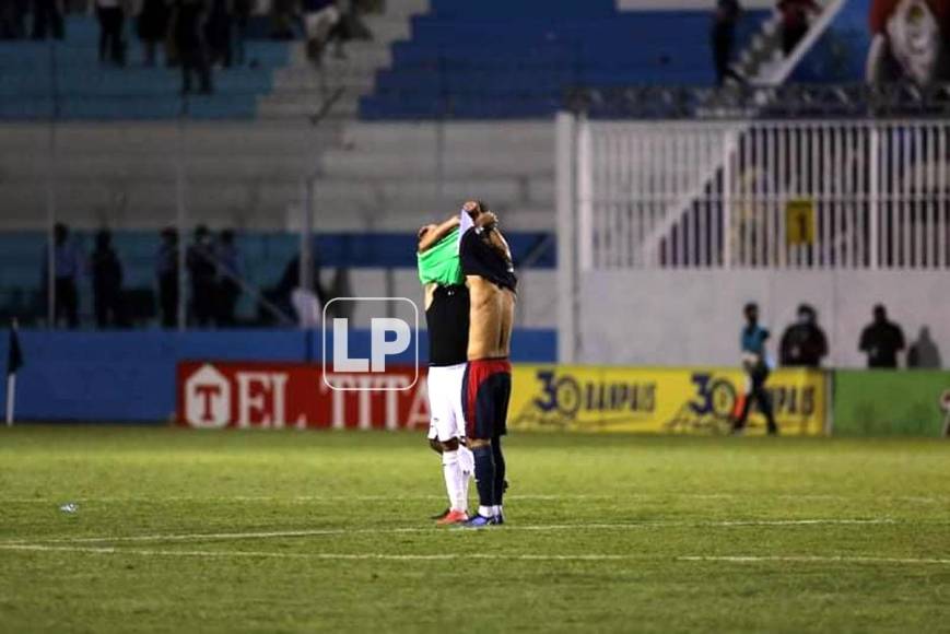 Los jugadores Allans Vargas y Ángel Tejeda, que fueron compañeros en el Real España, cambiaron camisetas al final del partido.