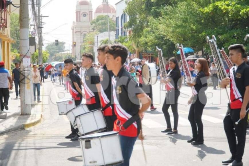 La banda de guerra del instituto Técnico Hondureño acompaño a la escuela José Trinidad Cabañas en su desfile.