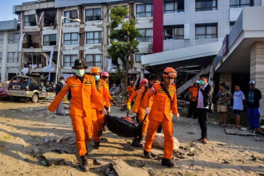 Los equipos de rescate se concentran en algunas zonas alrededor de Palu, una ciudad de la costa golpeada de lleno por el tsunami, y especialmente en el hotel Roa Roa, donde aún habría unas sesenta personas sepultadas bajo los escombros.