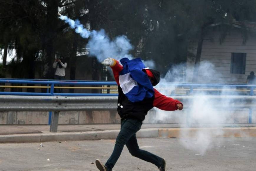 'La Policía estaba en la obligación de mediar' con los estudiantes que exigen la renuncia de la rectora Castellanos, dijo a periodistas Jorge Jiménez, representante del Comité para la Defensa de los Derechos Humanos en Honduras (CODEH). AFP