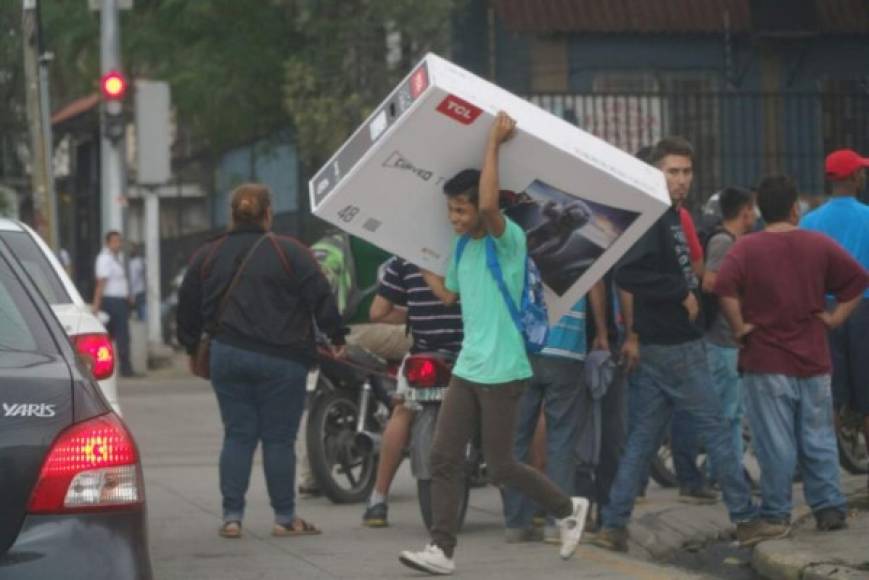 Caos y saqueos en comercios de San Pedro Sula