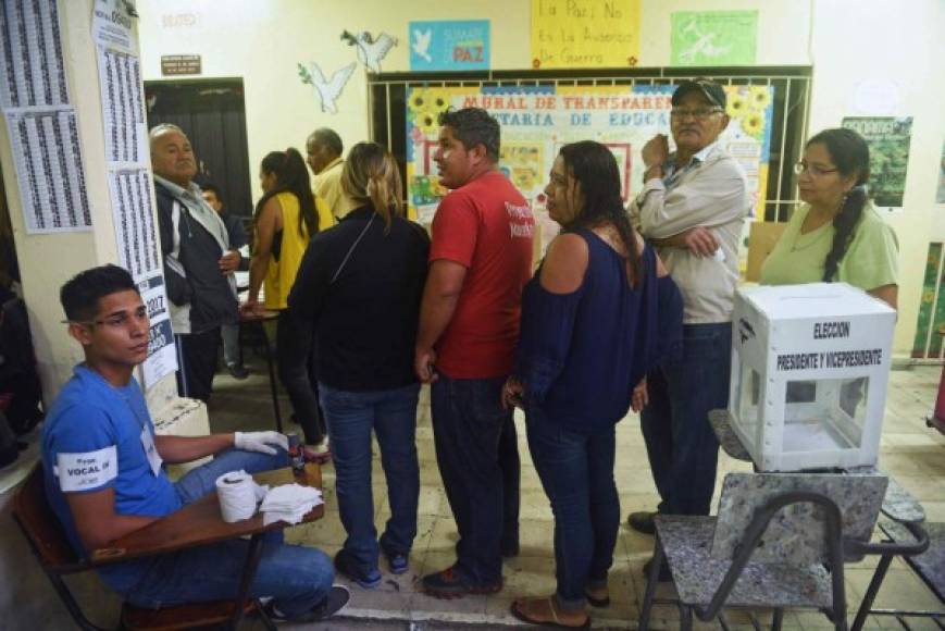 Millones de hondureños acudían a las urnas este domingo en un ambiente tranquilo y sin incidentes.