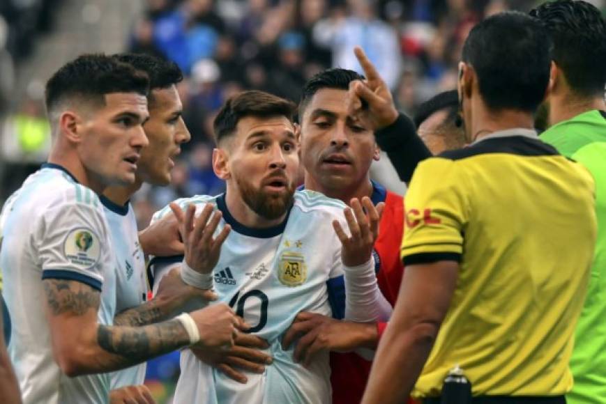 Messi reaccionó incrédulo y le pedía explicaciones al árbitro por expulsarlo. Foto AFP