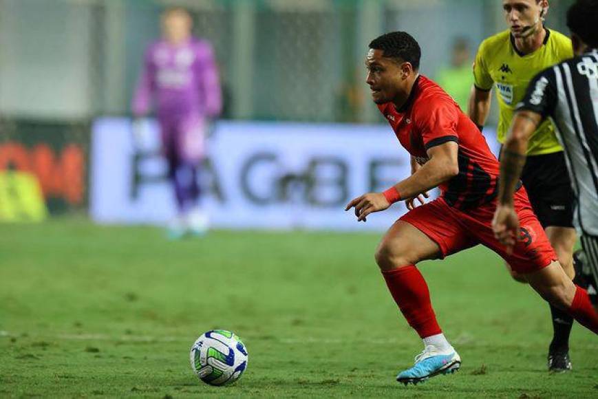 El potente delantero juega con esmero en el primer equipo del conjunto de Curitiba. Ya han preguntado por él varios grandes de Europa, entre ellos el Barcelona.