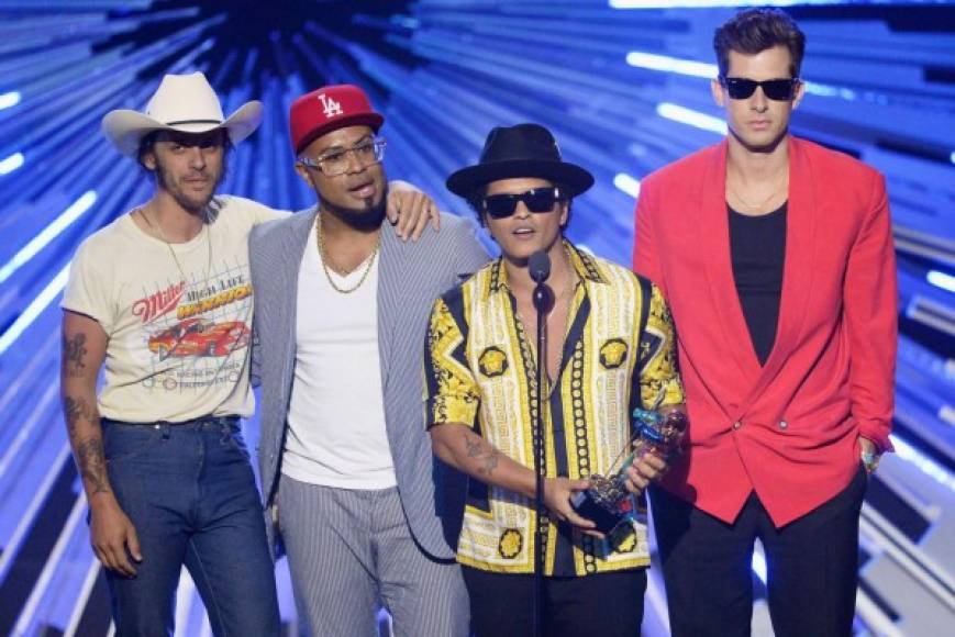 Bruno Mars ganó como mejor video masculino del año en los premios MTV VMA 2015.