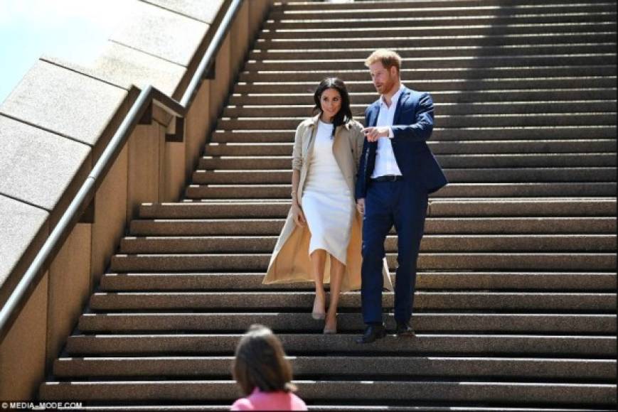 A su llegada a Australia el príncipe Harry y Meghan Markle, recibieron varios regalos para el bebé en camino, quien nacerá en la primavera de Reino Unido en 2019.<br/>