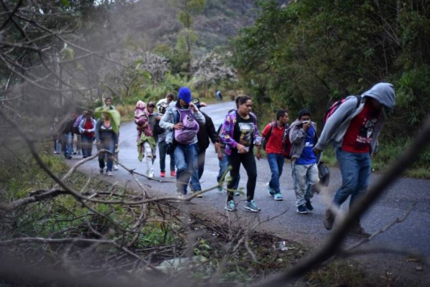 Las autoridades hondureñas atribuyen en parte a sectores políticos de oposición la 'organización' de las caravanas, aunque al frente de las movilizaciones masivas no figure ningún líder.