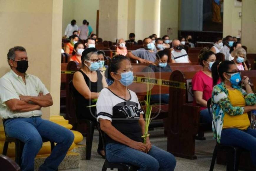 En la Catedral San Pedro Apostol de San Pedro Sula, zona norte de Honduras, los creyentes llegaron desde temprano para iniciar la Semana Santa conectados con El Creador. <br/>