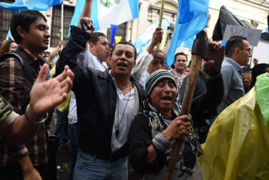 Aplausos, gritos y oraciones fueron algunas de las reacciones de los guatemaltecos tras conocer el fallo contra el presidente Otto Pérez.