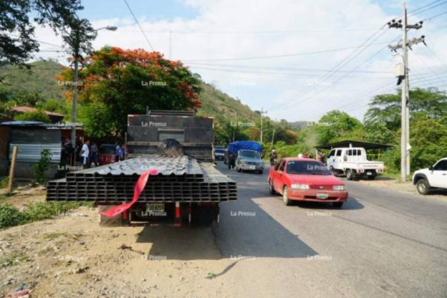 Un menor de cinco años murió atropellado por un camión en la carretera a Cofradía en las inmediaciones de la Casa Quemada, en la zona norte de Honduras. El niño fue identificado como Demesio Jacomen Enamorado, quien venía de bañar y lavar ropa junto a sus hermanas. Versiones preliminares indican que el menor era acompañado de sus familiares quienes iban a cruzar la calle cuando de pronto se les soltó de la mano y en ese momento el camión cargado con canaletas pasó y lastimosamente lo atropelló.