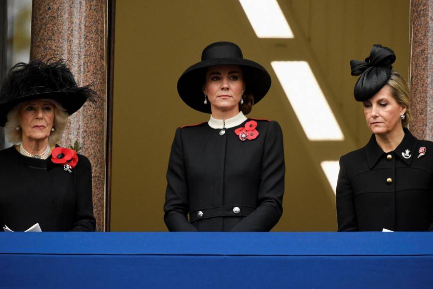 Kate Middleton se convirtió en la representante de la reina Isabel II durante el homenaje a los caídos en el Día del Armisticio, luego de que la longeva monarca se viera obligada a cancelar su participación en una de las tradiciones más simbólicas del Reino Unido por problemas de salud que mantienen en alerta a los británicos.