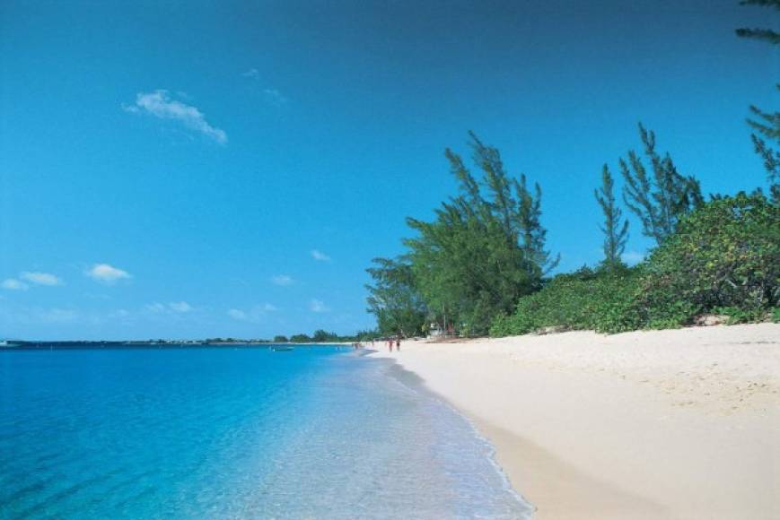 8. Seven Mile Beach, Islas Caimán: Según TripAdvisor esta playa es la mejor del mar Caribe. Un verdadero paraíso tropical para los visitantes.