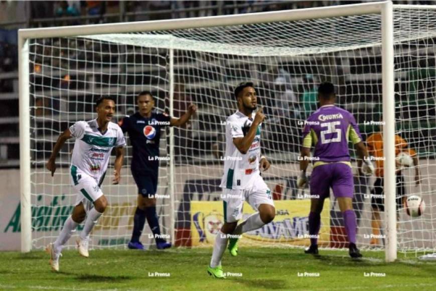 Joshua Nieto corre a celebrar su gol de penal.