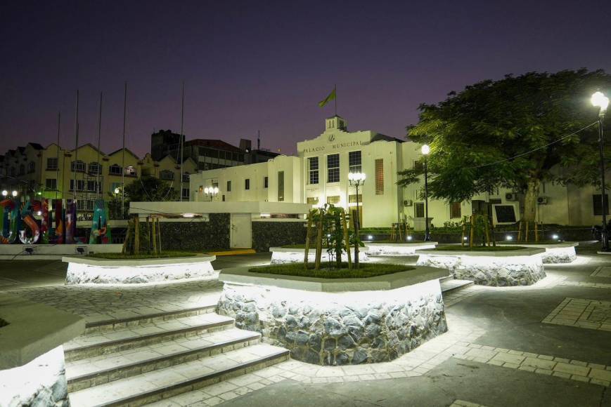 El alcalde Roberto Contreras acompañó las fotografías de una descripción: “Nuestro parque central por la noche”.