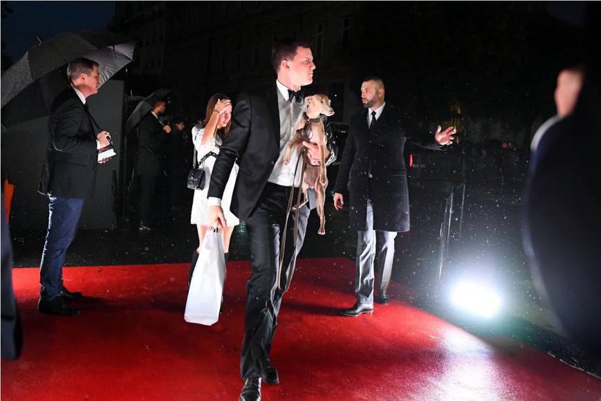 ¡Llegó ‘Firulais‘! En la alfombra roja del Balón de Oro apareció este hombre cargando un perrito.