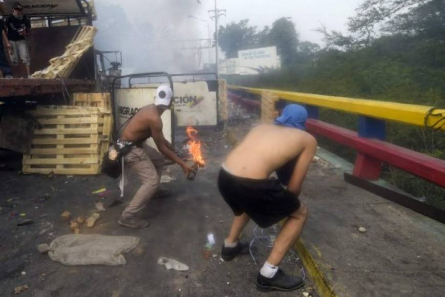 Los venezolanos fueron impactados con gases lacrimógenos que cayeron del lado venezolano.