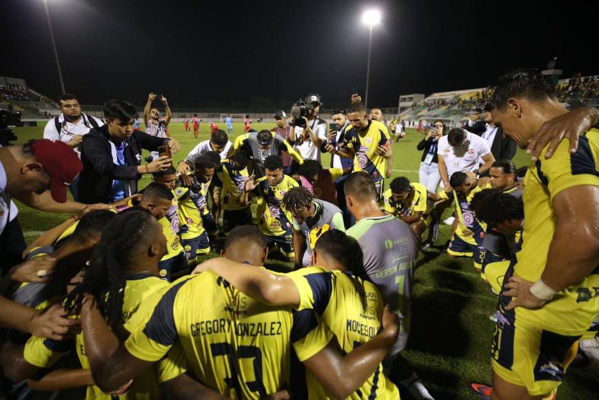 Los futbolistas del Génesis se reunieron tras finalizar el partido e hicieron una oración tras el histórico pase a las semifinales. 