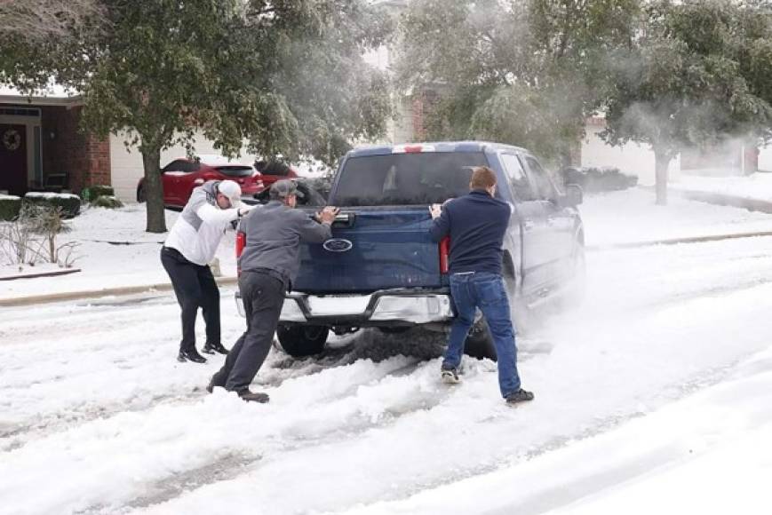 Texártico: Caos en Texas por nueva tormenta invernal tras cinco días sin luz