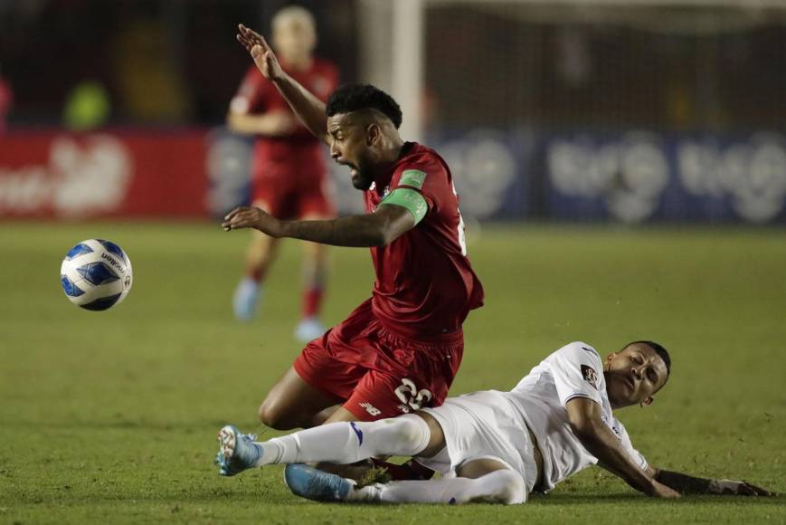 Kervin Arriaga le sacó el balón a Aníbal Godoy con esta barrida.