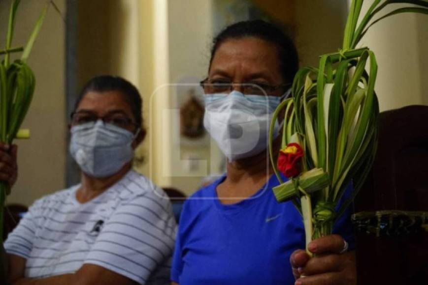 Una vez adentro, se sentaron guardando la distancia para seguir las medidas de bioseguridad brindadas por el Sistema Nacional de Gestión de Riesgos (Sinager).<br/>