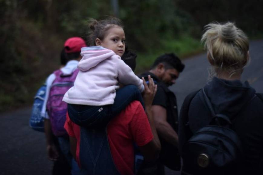 Entre el grupo de migrantes hondureños hay muchos padres de familia que emprendieron el duro viaje junto a sus pequeños.