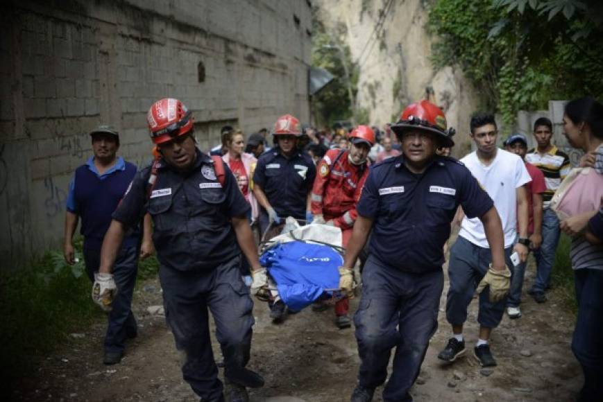 Los rescatistas recuperaron el cuerpo de una de las víctimas de la tragedia en Guatemala.
