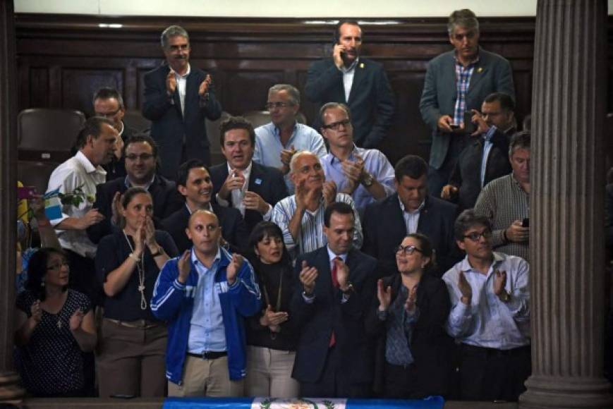 Al interior del Congreso no se hicieron esperar los festejos de parte de quienes consideraban que al presidente Otto Pérez se le debía retirar la inmunidad.