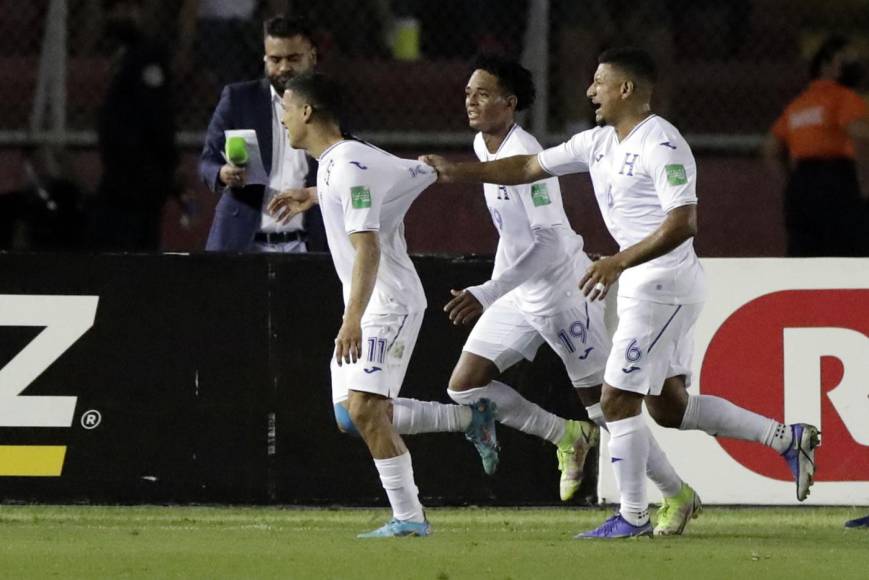 Kevin López corre a celebrar su primer gol en eliminatoria con la camiseta de Honduras.