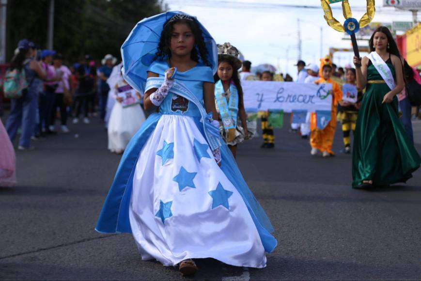 El bulevar Centroamérica, Morazán y Fuerzas Armadas, son donde se han aglutinado las diferentes escuelas para realizar sus desfiles este día. 