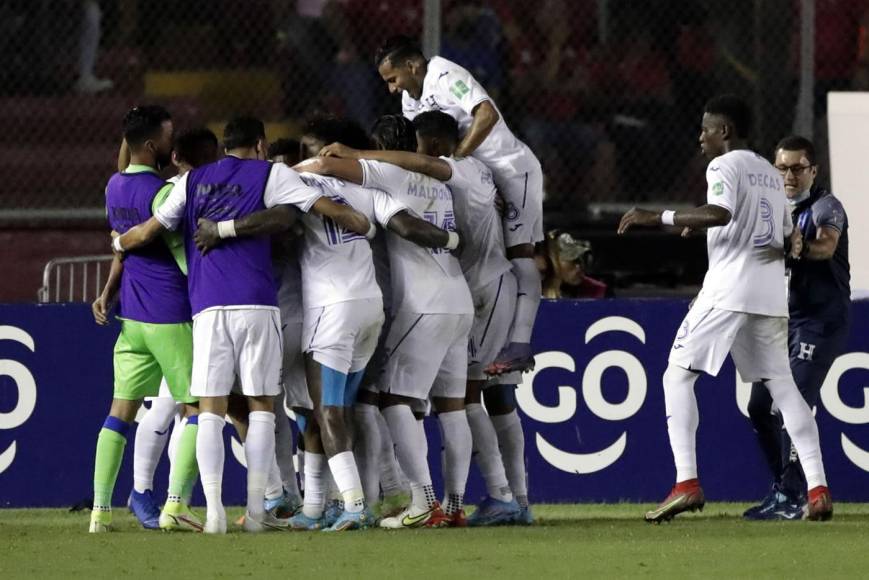 Los jugadores de la Selección de Honduras se unieron para celebrar el gol de Kevin López.