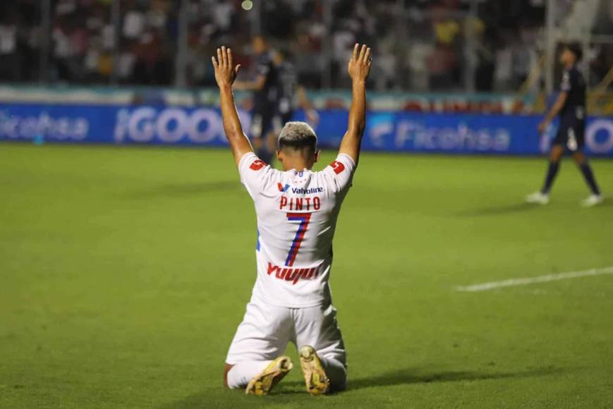 José Mario Pinto fue la figura del partido con sus dos goles para la victoria del Olimpia sobre su archirrival Motagua.