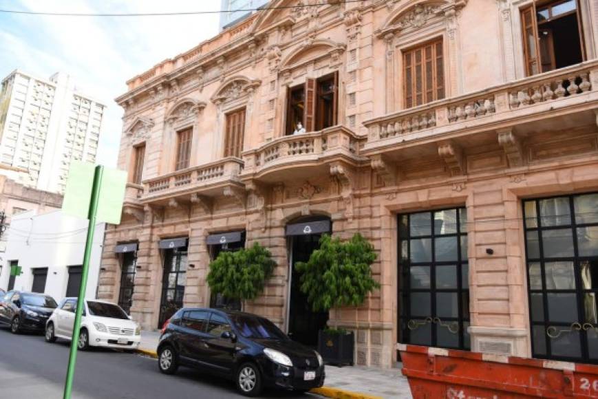 Un edificio histórico, con casi 120 años de antigüedad, convertido en un hotel exclusivo en el centro de la capital de Paraguay. Así es el Palmaroga.