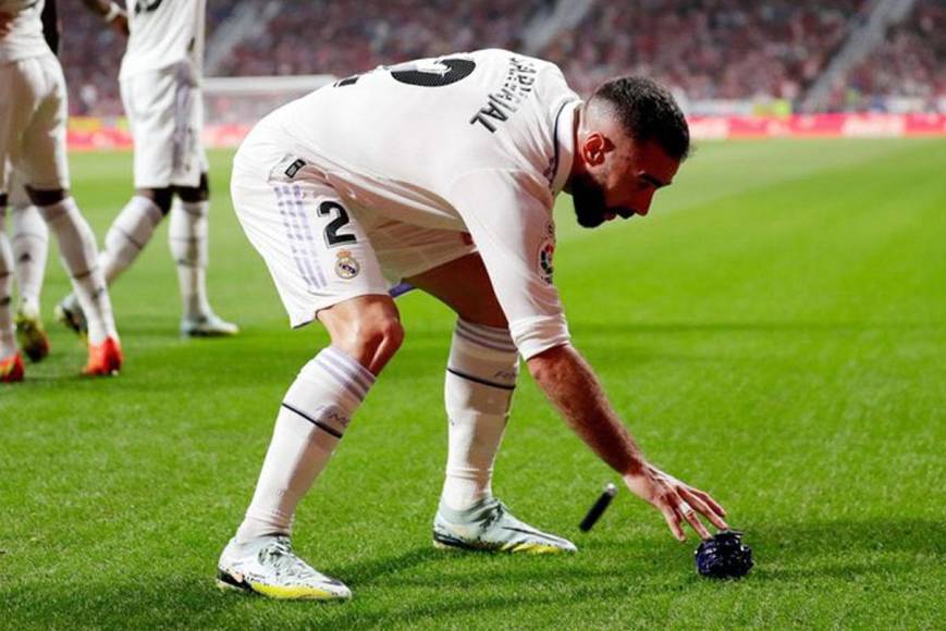 Dani Carvajal también recogió otros objetos que tiraron los aficionados del Atlético de Madrid.