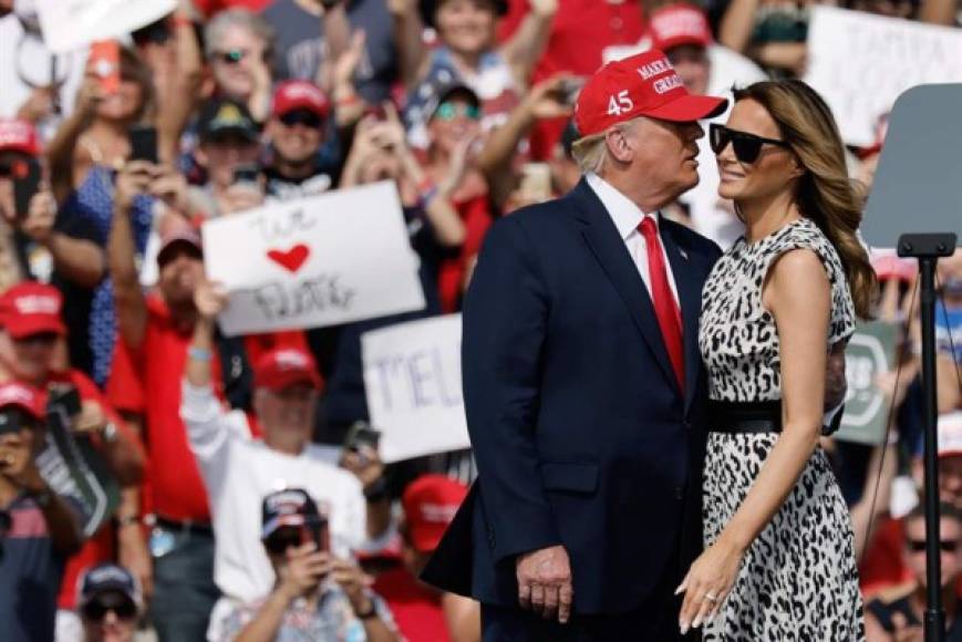 La ex modelo de 50 años de edad también apoyó a su esposo en un mitin de campaña en Florida, estado que puede definir la elección presidencial.