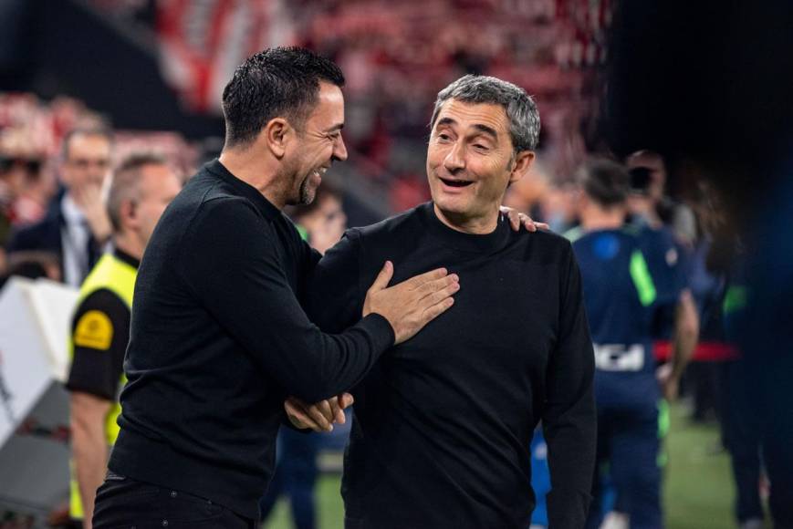 Xavi Hernández y Ernesto Valverde se saludan muy cordialmente previo al inicio del partido en San Mamés.