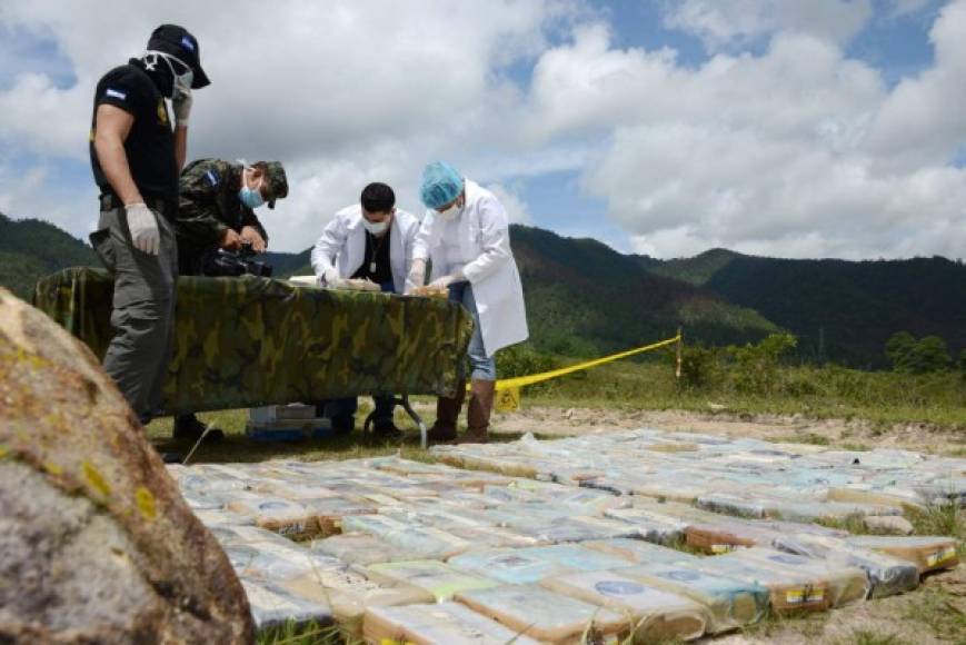 Agentes antinarcóticos y policías militares preparan todo para la incineración de los más de 200 kilos de cocaína incautada en el sur de Honduras en las afueras de Tegucigalpa el 5 de agosto de 2016. AFP