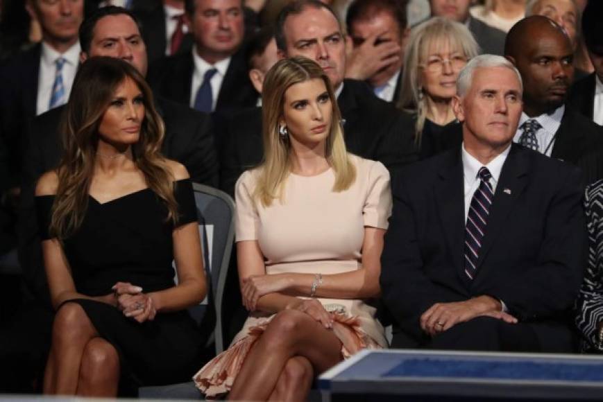 Melania Trump, junto a su hija Ivanka Trump y el candidato a vicepresidente republicano Mike Pence.