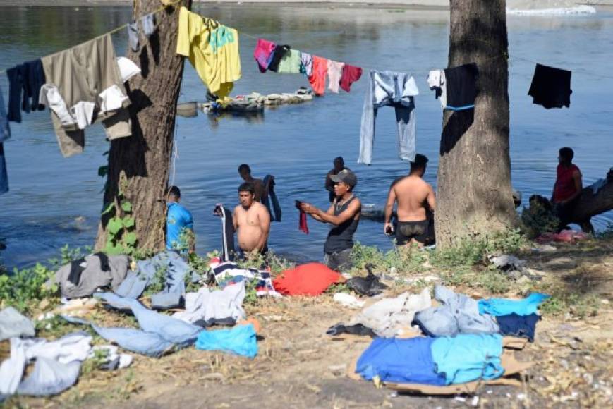 'Vamos a seguir dialogando, vamos a seguir proponiendo (...) hay la opción de refugio, de incluirse en los empleos que ofrece México y esa será la posición de México. No sabemos si arribará otro contingente, pero mantendremos la misma posición', dijo Ebrard en rueda de prensa.<br/>