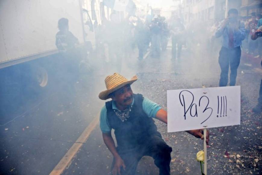 En medio de las protestas, los guatemaltecos exigieron la paz.