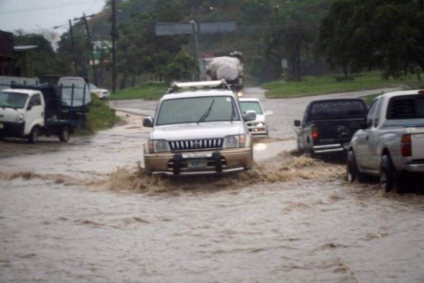 La intersección que conecta la salida vieja a La Lima y el boulevar del este de San Pedro Sula también está inundado.