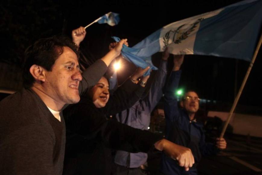 Los guatemaltecos salieron a festejar la renuncia de Otto Pérez durante la madrugada de hoy.