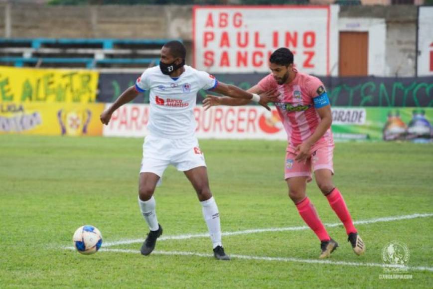 Bengtson con otra mascarilla, la que usa para los partidos y lleva su número de camiseta en ella.