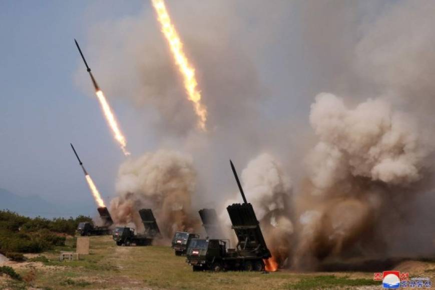 La agencia estatal norcoreana KCNA precisó que los disparos de lanzacohetes se produjeron ayer, e indicó que estos ejercicios estuvieron supervisados por el líder Kim Jong Un.