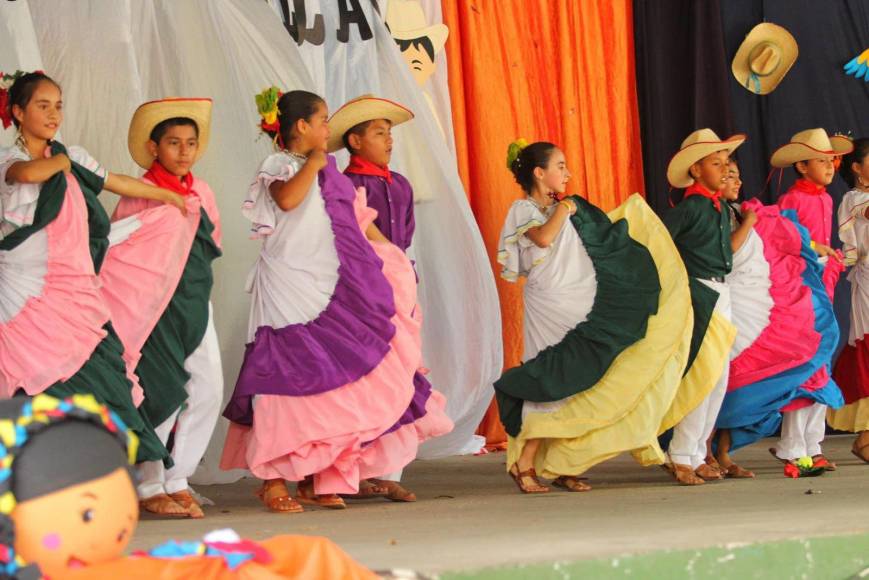 Durante el evento varios cuadros de danza de diferentes lugares del país se robaron los aplausos en el concurrido festival, puesto que la alegría y el don en la danza los hizo destacar en el escenario.