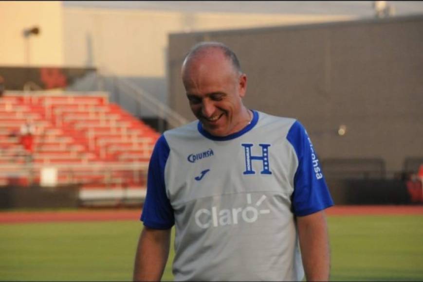 Fabián Coito, seleccionador de Honduras, en muchas ocasiones se tomó fotografías con los aficionados y el estratega no cumplía con las medidas de bioseguridad.