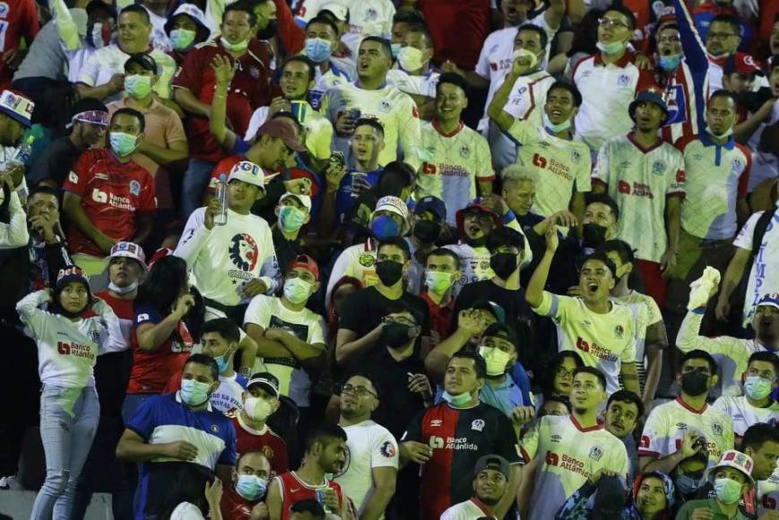 La afición del Olimpia llegó en gran número y se colocó en el sector de Sol Sur.