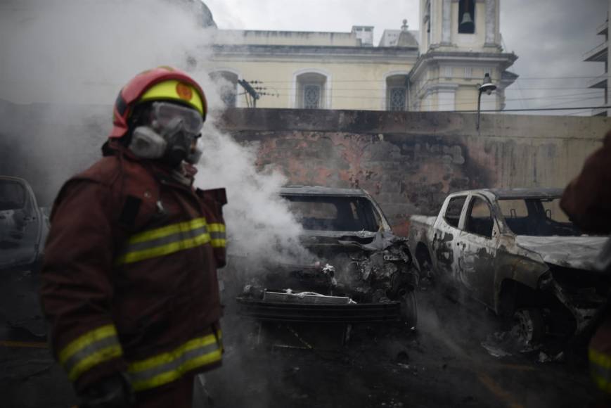 Los veteranos, que cargaban machetes, palos y piedras, irrumpieron a la fuerza en el edificio parlamentario en la capital del país al romper el portón de hierro del mismo, y en donde quemaron oficinas legislativas y cinco automóviles y tres motocicletas.